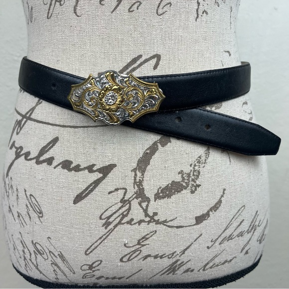 Vintage Crumrine Ladies silver plated belt buckle on blk leather belt-34” - Picture 2 of 10